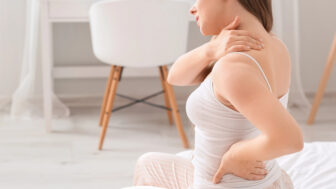 Prečo vás bolí chrbát, trápi únava alebo máte problémy s trávením? Odpoveď môže byť vo vašom držaní tela