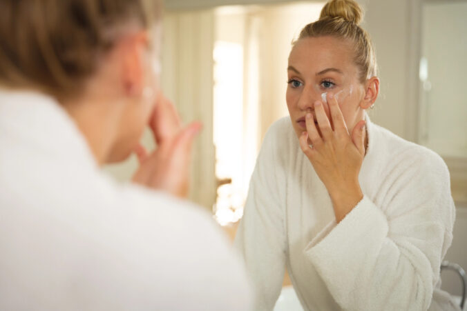 Akné po štyridsiatke: Prečo sa objavuje a čo ho môže zhoršovať