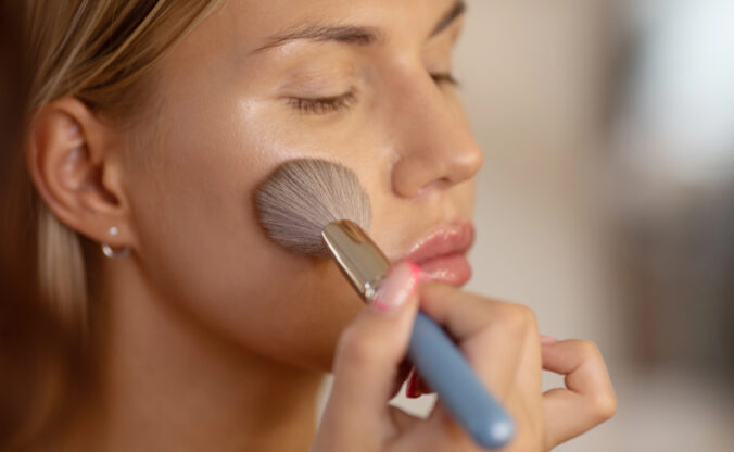 Zimná pleť bez únavy: Ako pomocou rozjasňovača dosiahnuť prirodzený jas