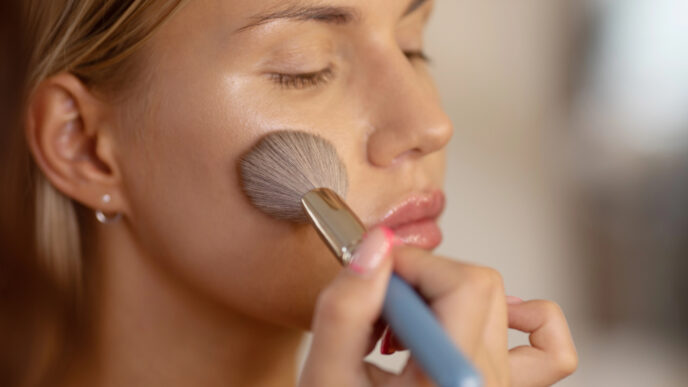 Zimná pleť bez únavy: Ako pomocou rozjasňovača dosiahnuť prirodzený jas