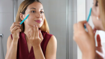 Prečo si čoraz viac žien holí tvár: Dermaplaning ako cesta k hladkej a žiarivej pleti