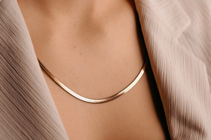 Ako kombinovať strieborné a zlaté šperky s oblečením: Tajomstvo nenápadného luxusu