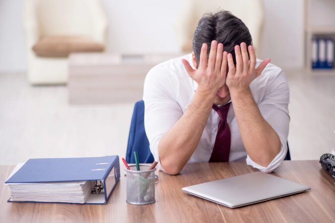 Keď práca ubližuje: ako toxické pracovné prostredie rozkladá psychiku aj telo