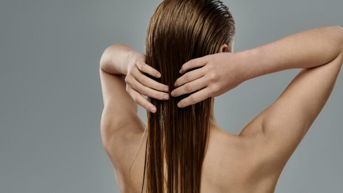 Tajná domáca kúra na podporu rastu vlasov, ktorú kaderníci veľmi nemusia – a pritom naozaj funguje!