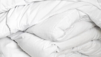 Ako prať perinu, aby bola naozaj čistá: Chyby, ktoré robí väčšina ľudí