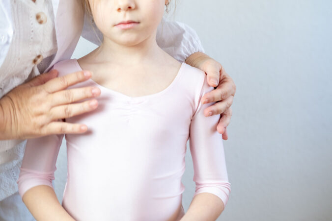 Keď sa deti sťažujú na chrbát: problém, ktorý netreba zľahčovať