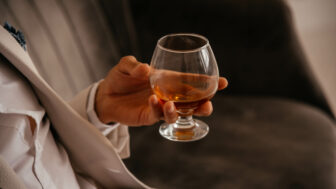 Alkohol a rakovina: ako zasahuje do DNA a prečo sa spája až so siedmimi typmi nádorov