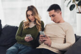 Mobily medzi nimi: keď technológia kradne pozornosť vo vzťahu