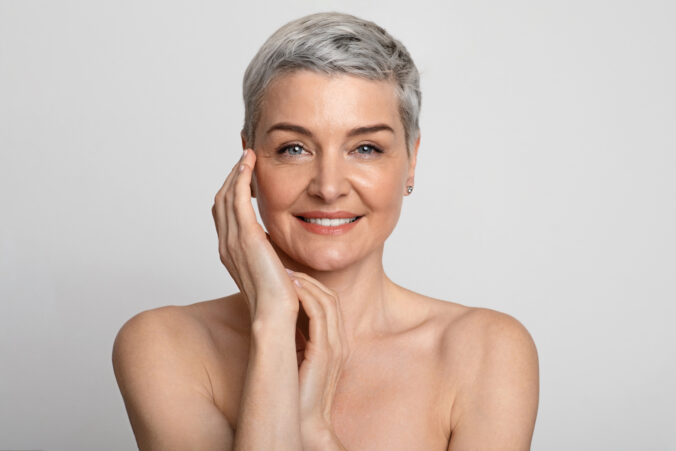 Beauty trendy pre ženy po päťdesiatke v roku 2026: jemnosť, sviežosť a prirodzený efekt v hlavnej úlohe