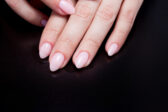 Nebaví vás naháňať trendy? Stavte na „naked nails“ – prirodzenú manikúru, ktorá bude hitom roku 2026