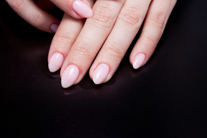 Nebaví vás naháňať trendy? Stavte na „naked nails“ – prirodzenú manikúru, ktorá bude hitom roku 2026