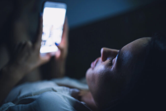 Digitálne starnutie pleti: Ako modré svetlo z obrazoviek ovplyvňuje kolagén a čo s tým robiť