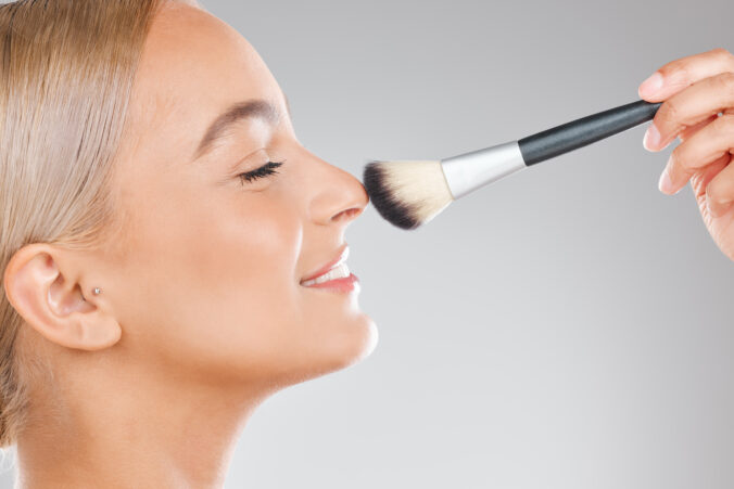Svieži jarný make-up, ktorý omladí: postačí rozjasňovač a jeden nenápadný trik