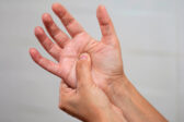 Prečo sa trasú ruky, cuká viečko alebo mravčia prsty – a čo s tým robiť