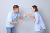 Myslíte si pri ňom stále častejšie, že chyba je vo vás? Týchto 12 viet môže byť varovaním