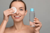 Micelárna voda nemusí slúžiť len na odličovanie: 3 nenápadné triky, ktoré vám uľahčia beauty rutinu