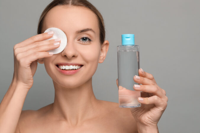 Micelárna voda nemusí slúžiť len na odličovanie: 3 nenápadné triky, ktoré vám uľahčia beauty rutinu