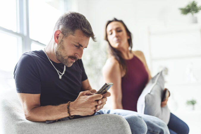 Nie vždy treba nájsť správu v mobile alebo podozrivý dôkaz, aby žena vycítila, že sa vo vzťahu niečo mení