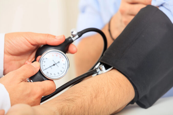 Nízky krvný tlak dokáže potrápiť: Prečo sa vám pri vstávaní točí hlava a ako tomu predchádzať
