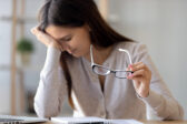 Home office a zrak: Prečo nás po práci bolia oči a čo s tým môžeme urobiť?