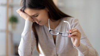Home office a zrak: Prečo nás po práci bolia oči a čo s tým môžeme urobiť?