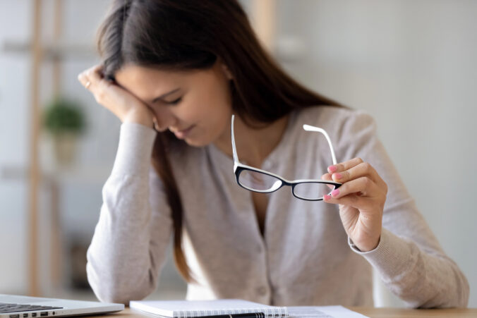 Home office a zrak: Prečo nás po práci bolia oči a čo s tým môžeme urobiť?
