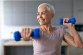 Osteoporóza a pohyb: Prečo samotný vápnik nestačí a aké cvičenie má najväčší význam
