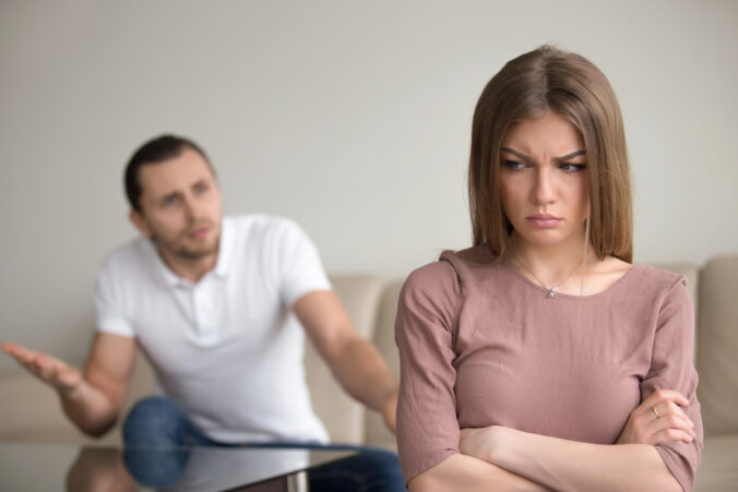 Tichý rozchod bez jedinej hádky? Týchto 5 signálov môže naznačovať, že partner zo vzťahu postupne odchádza