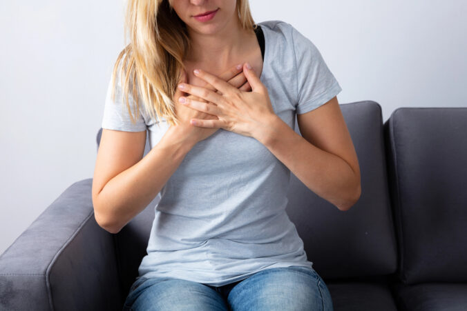 Reflux nemusí pokaziť len večeru. Pálenie záhy môže súvisieť aj s kašľom, chrapotom či zlým spánkom