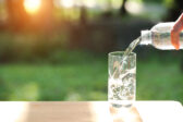 Letné horúčavy a pitný režim: Prečo nestačí len voda a na čo si dať pozor