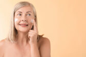 Letný make-up po päťdesiatke: Ako dosiahnuť svieži vzhľad aj počas horúčav