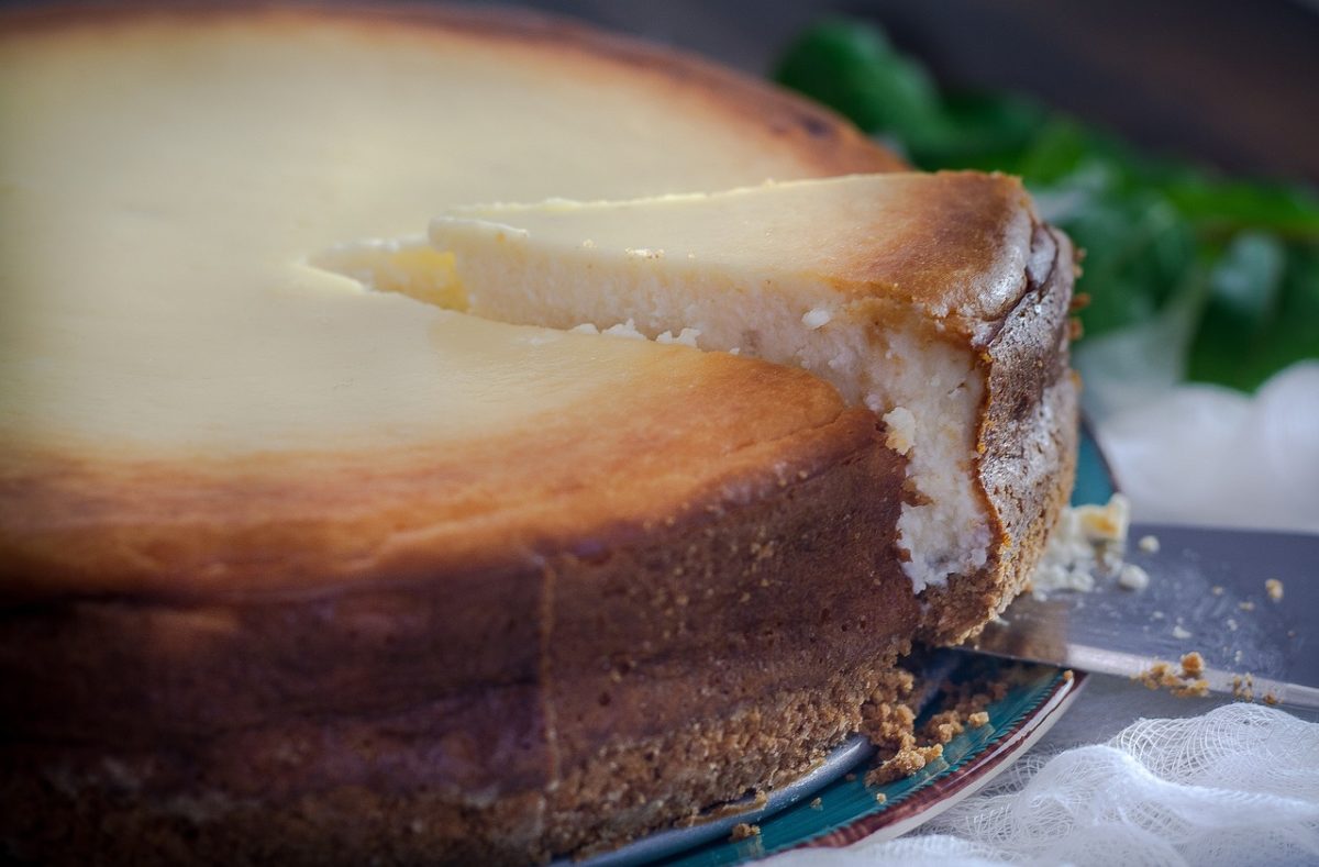 malinový cheesecake s kokosom recept