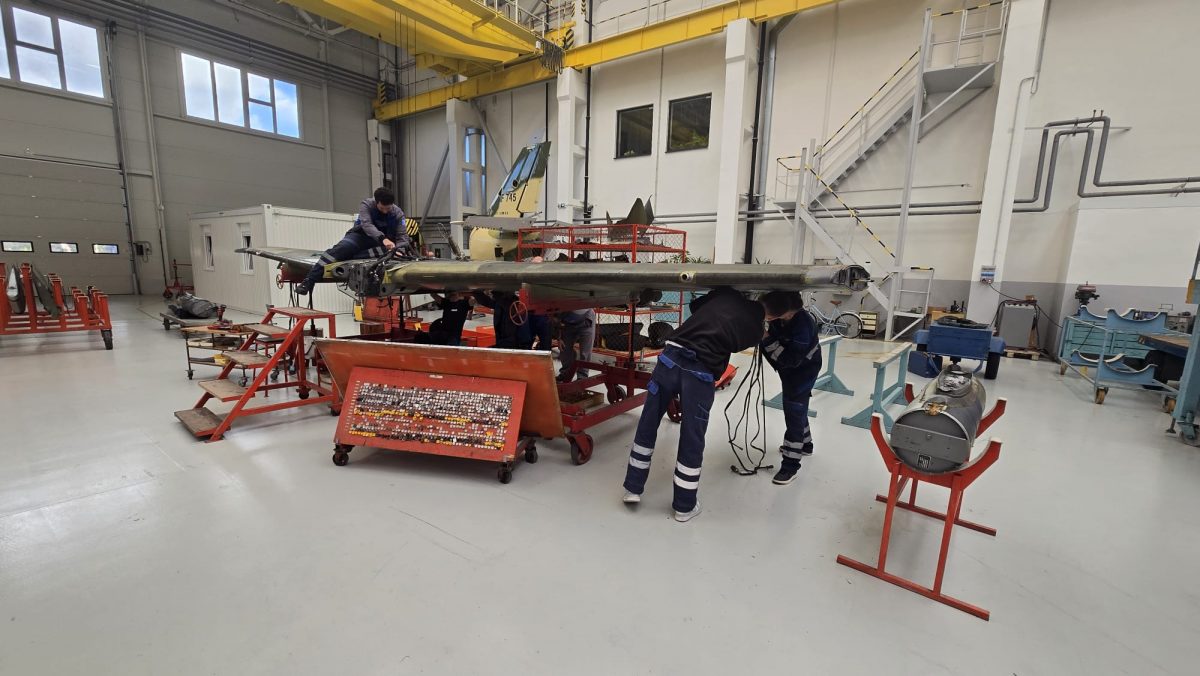 Študenti pracujúci na oprave krídla L-39 Albatros