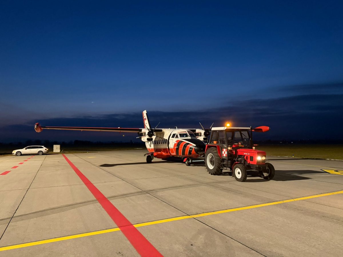 L-410 ťahaný traktorom