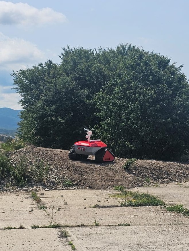 pozemný dron na kopci hliny
