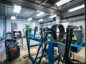 dielňa NDT s testovacími prípravkami a zariadeniami